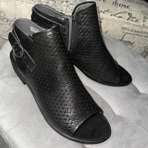 BareTraps Scotlyn  Perforated Peep Toe Faux Leather New Without Box Size 10M